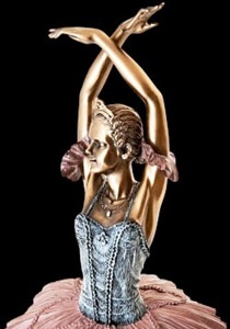 Elegant ballerinafigur i bronze-look, danserinde med løftede arme på sokkel